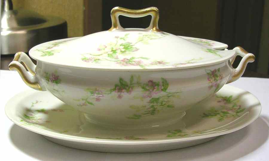 Schleiger 1240-4 Gravy Boat w/Attached Underplate & Lid by Haviland-1
