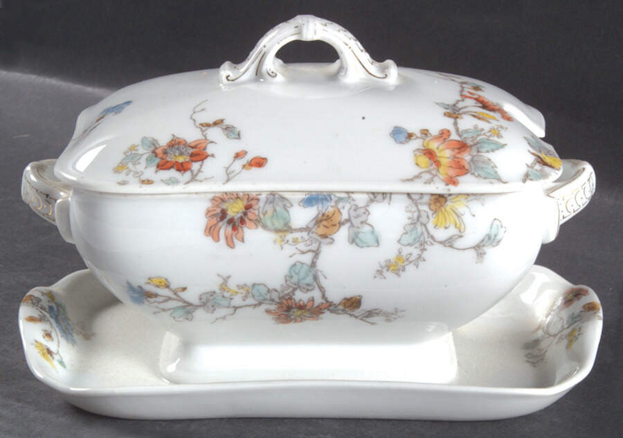 H1552 Gravy Boat w/Attached Underplate & Lid by Haviland-1