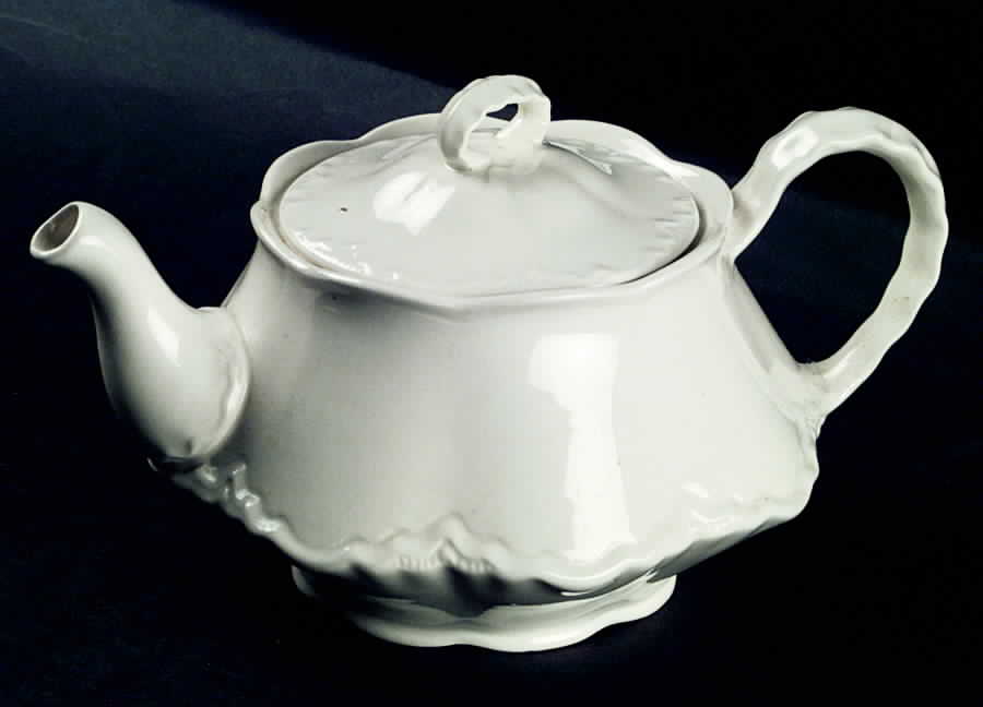 Republic (Also A Shape) Teapot & Lid by Homer Laughlin -1