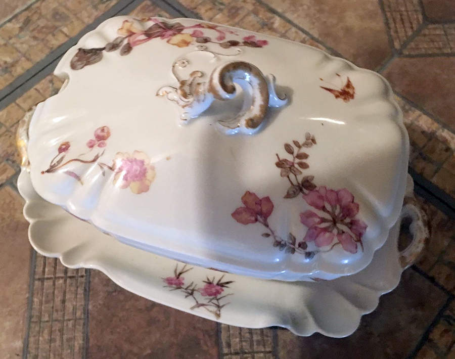 H1660 Gravy Boat w/Attached Underplate & Lid by Haviland-1