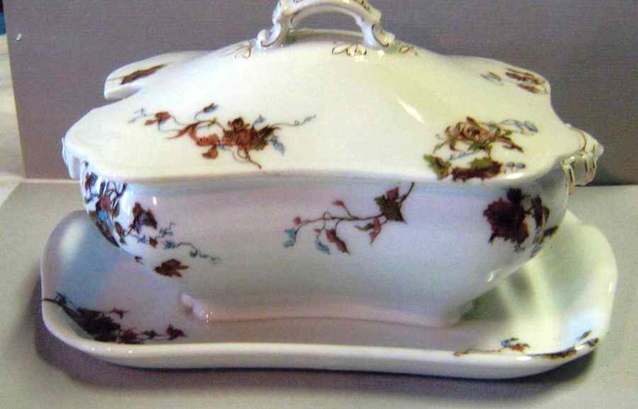 Schleiger 1152-9 Sauce Boat & Lid with Underplate by Haviland-1