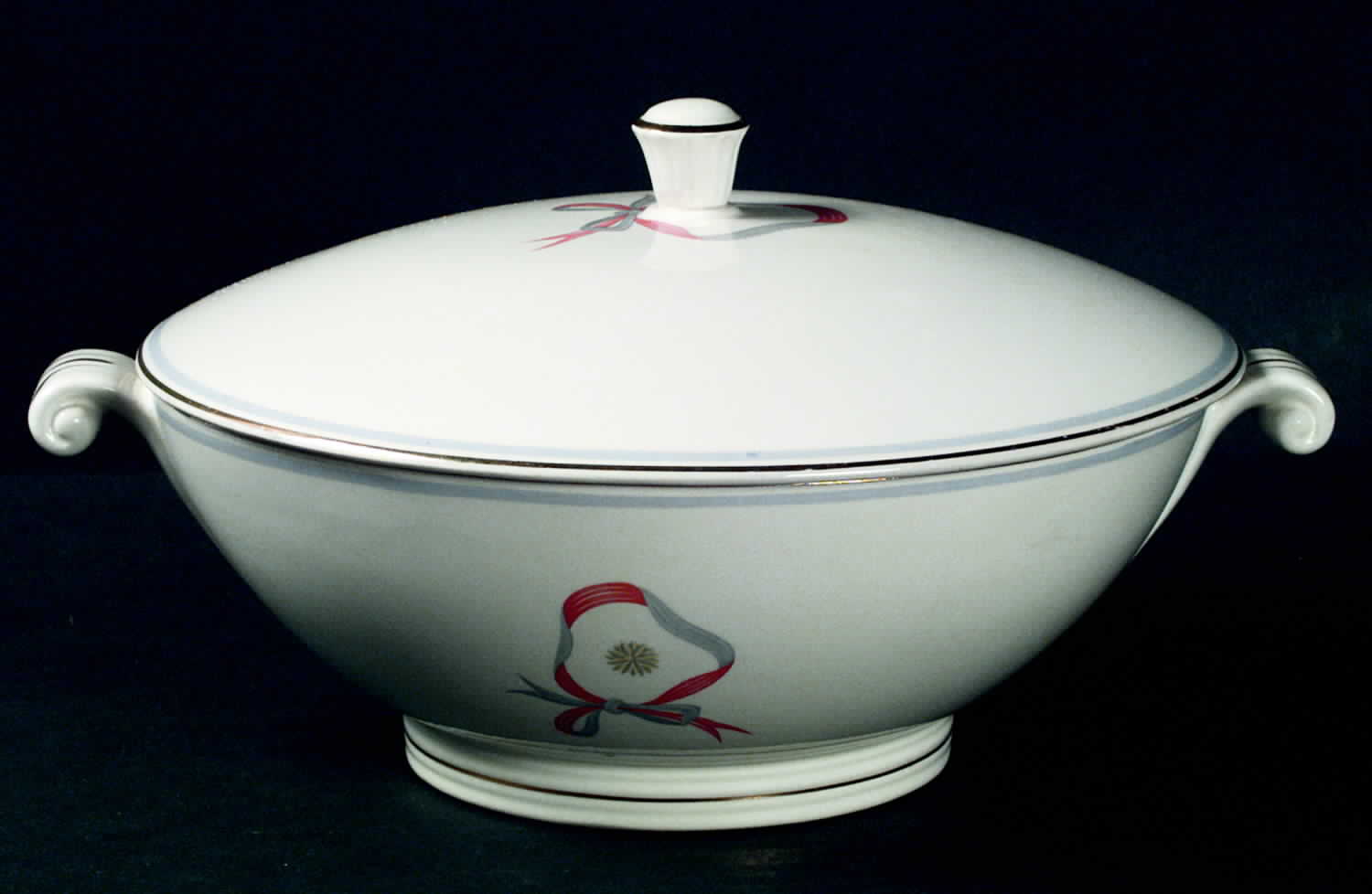 HLC2195 Round Covered Vegetable by Homer Laughlin -1