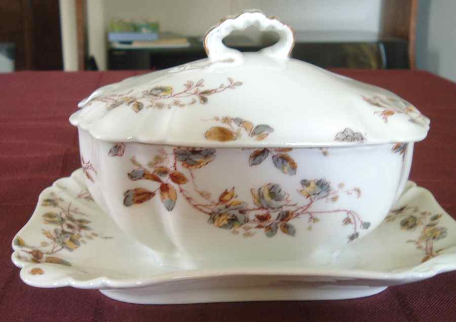 H2008 Gravy Boat w/Attached Underplate & Lid by Haviland-1