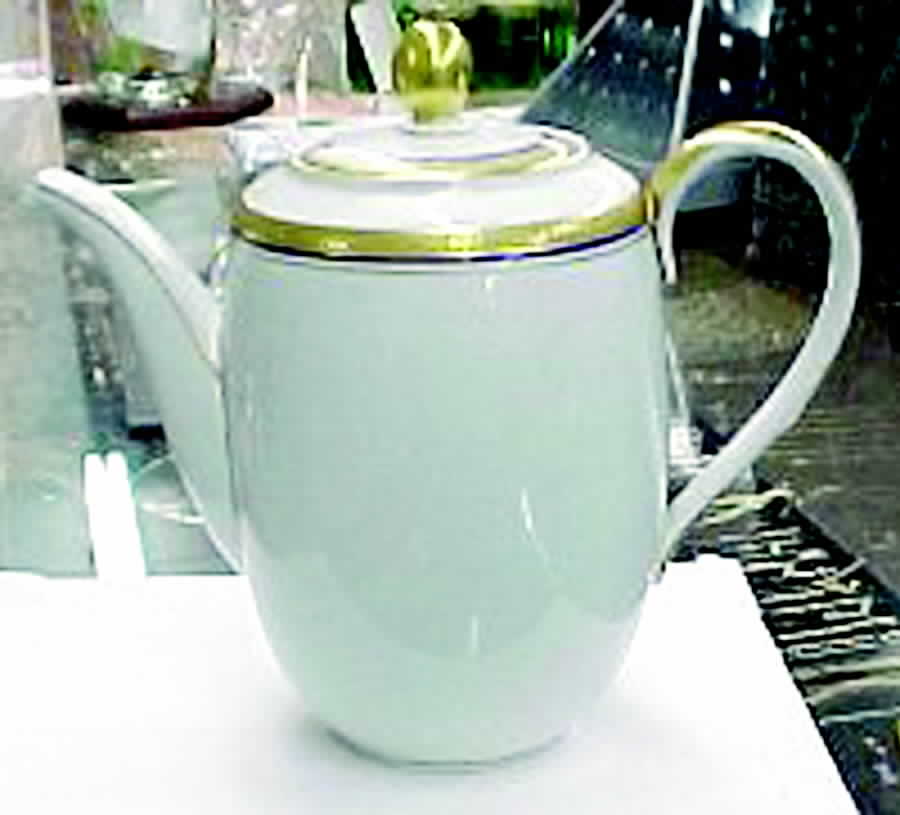 HUT1204 Teapot & Lid by Hutschenreuther-1