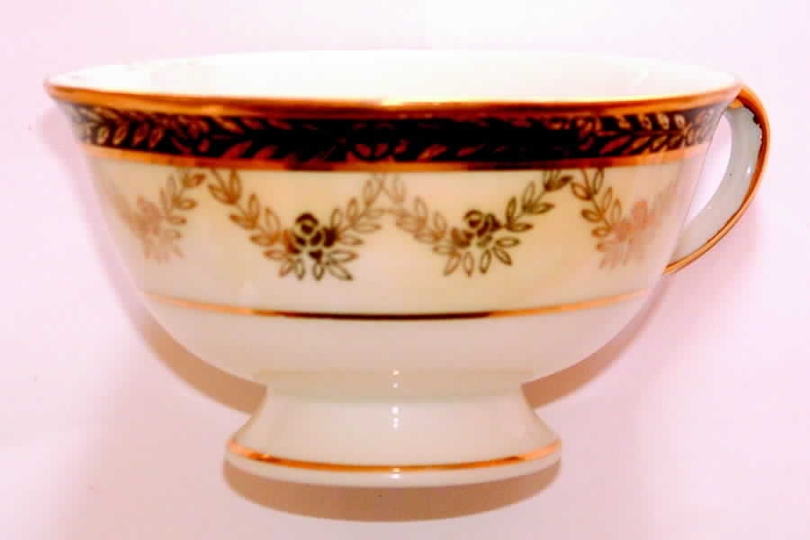 HUT1218 Footed Cup by Hutschenreuther-1