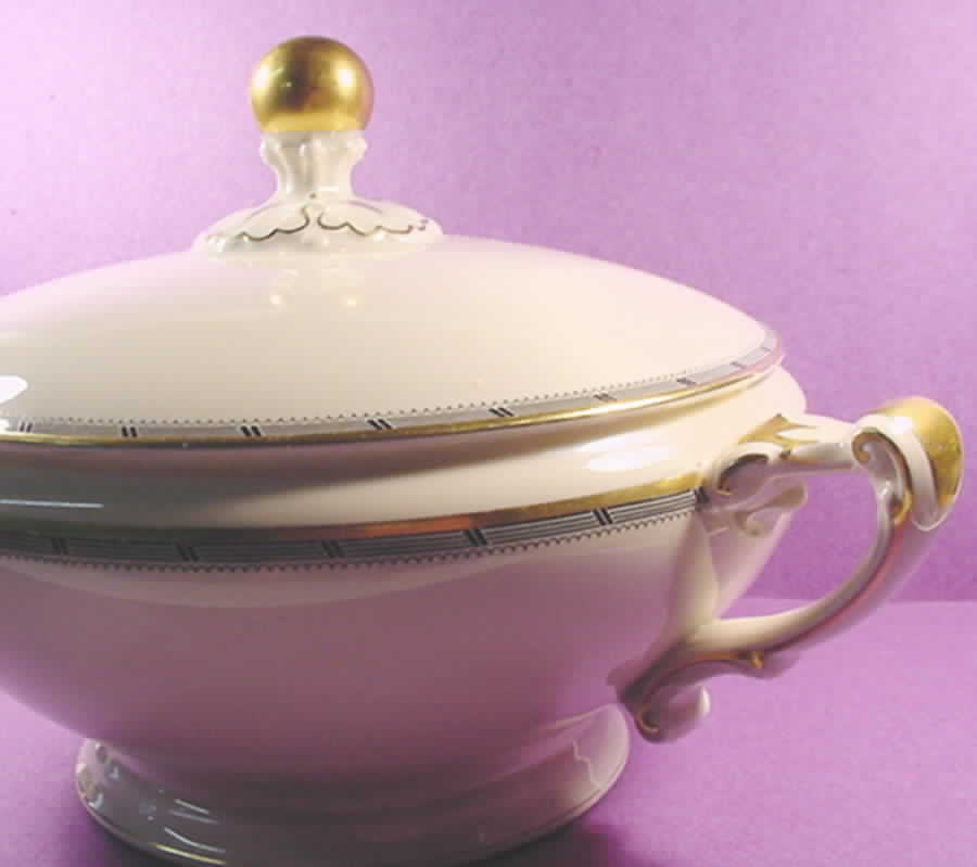 14143 Round Covered Vegetable by Heinrich - H&C-1