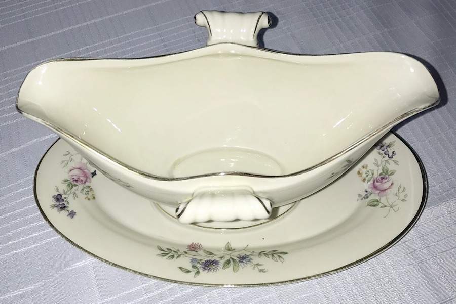HUT1256 (IVORY) Gravy Boat with Attached Underplate by Hutschenreuther-1