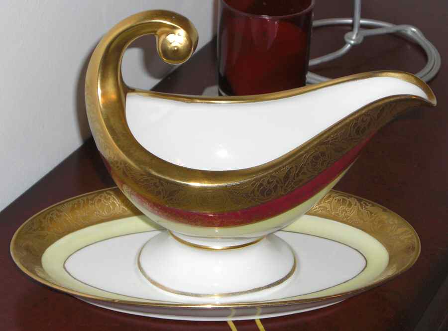 HUT1297 Gravy Boat & Underplate by Hutschenreuther-1