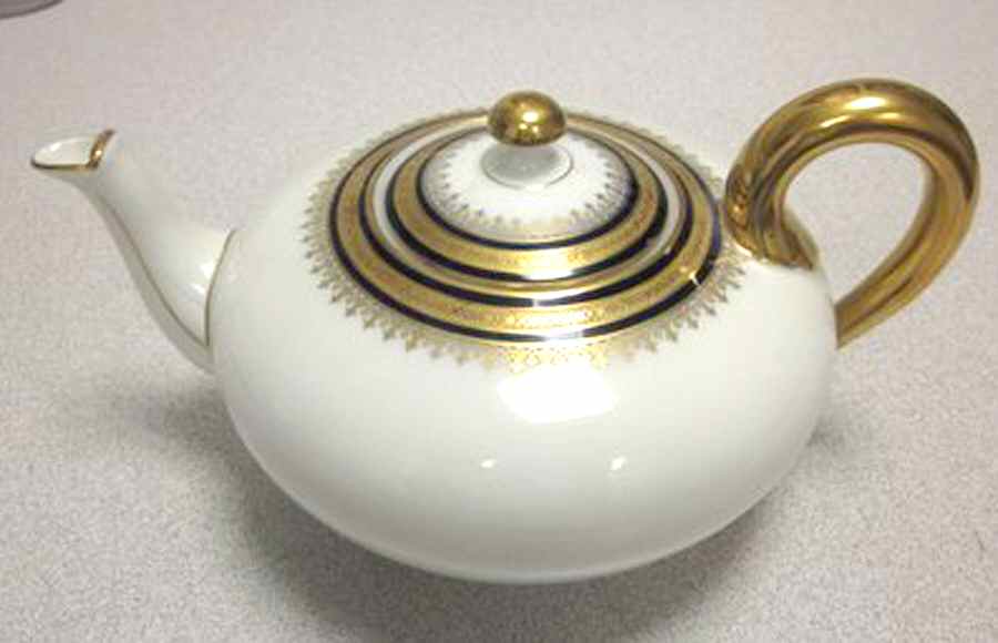 7559 Teapot & Lid by Hutschenreuther-1