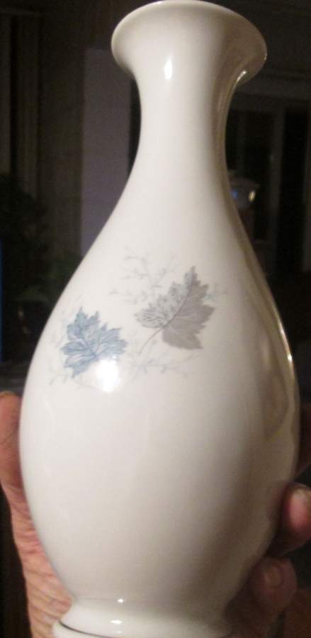 HUT1305 9" Vase by Hutschenreuther-1