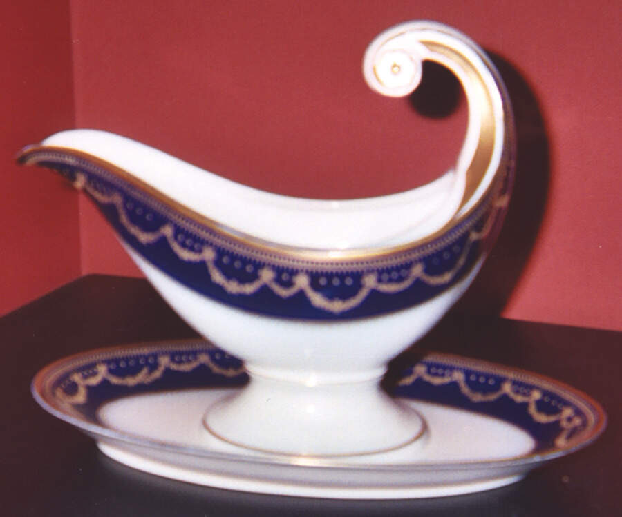 HUT1336 Gravy Boat with Attached Underplate by Hutschenreuther-1