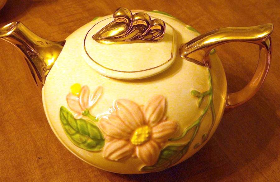 Magnolia Pink Gloss (Gold Trim) Teapot & Lid by Hull-1