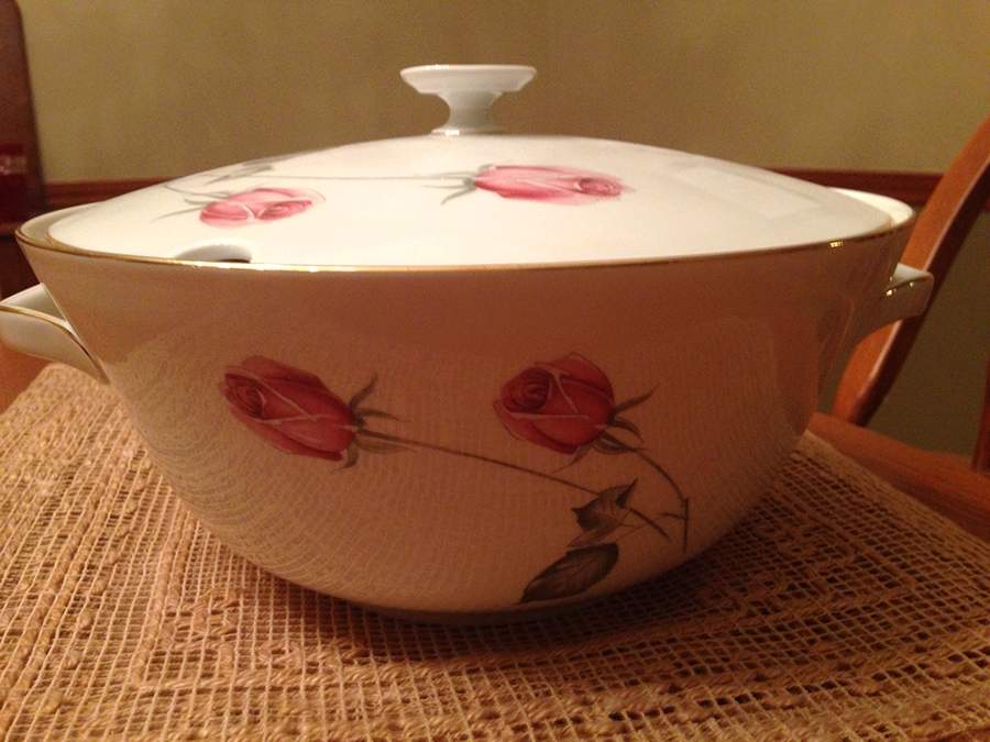 American Beauty (Gold Trim, Favorit) Tureen &  Lid by Hutschenreuther-1
