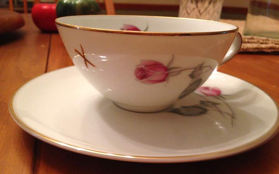 American Beauty (Gold Trim, Favorit) Flat Cup & Saucer Set by Hutschenreuther-1