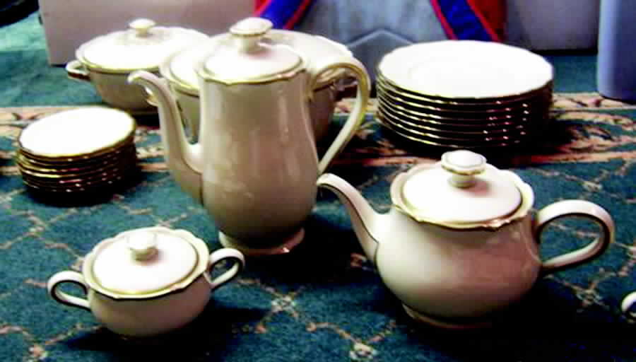 5229 Sugar Bowl & Lid by Hutschenreuther-1