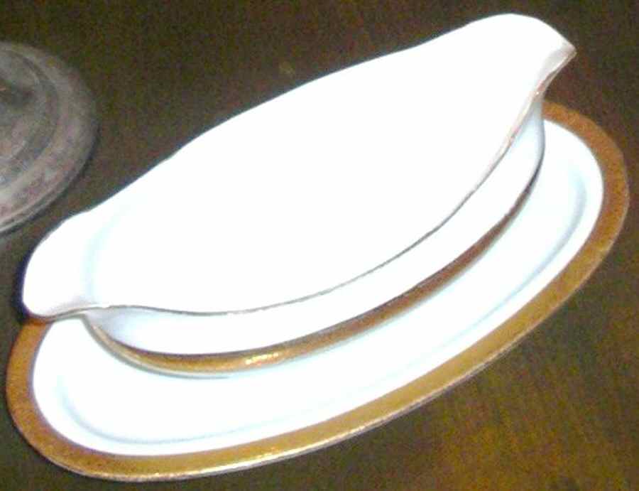 HUT1416 Gravy Boat with Attached Underplate by Hutschenreuther-1