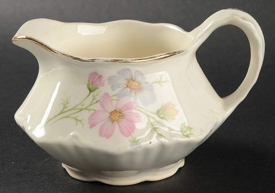 R9724 Creamer by Homer Laughlin -1