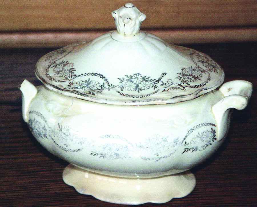Century's Three Daisy (Gold Trim) Sugar Bowl & Lid by Homer Laughlin -1
