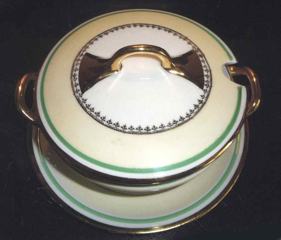 HUT1484 Sauce Boat & Lid with Underplate by Hutschenreuther-1