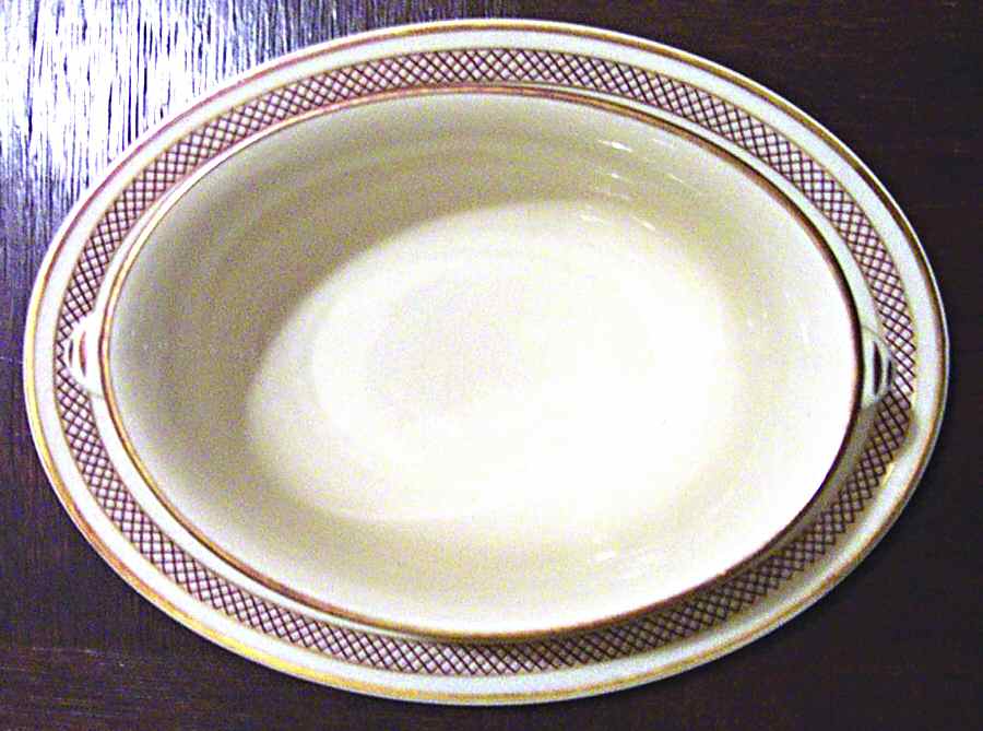 01369 Gravy Boat with Attached Underplate by Hutschenreuther-1