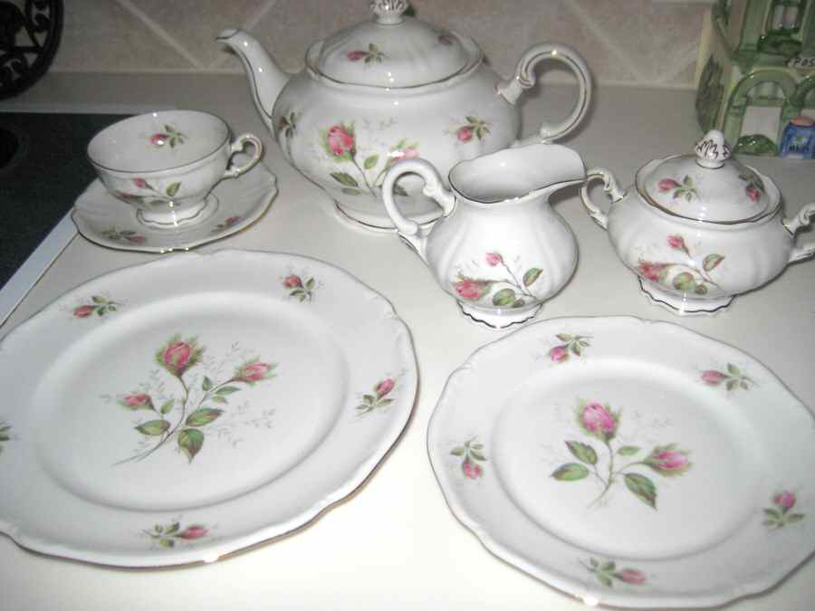 1677 Scalloped Dinner Plate by Hutschenreuther-1