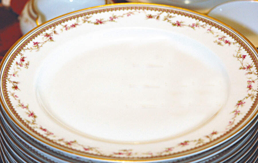 Schleiger 103-4 Dinner Plate by Haviland-1