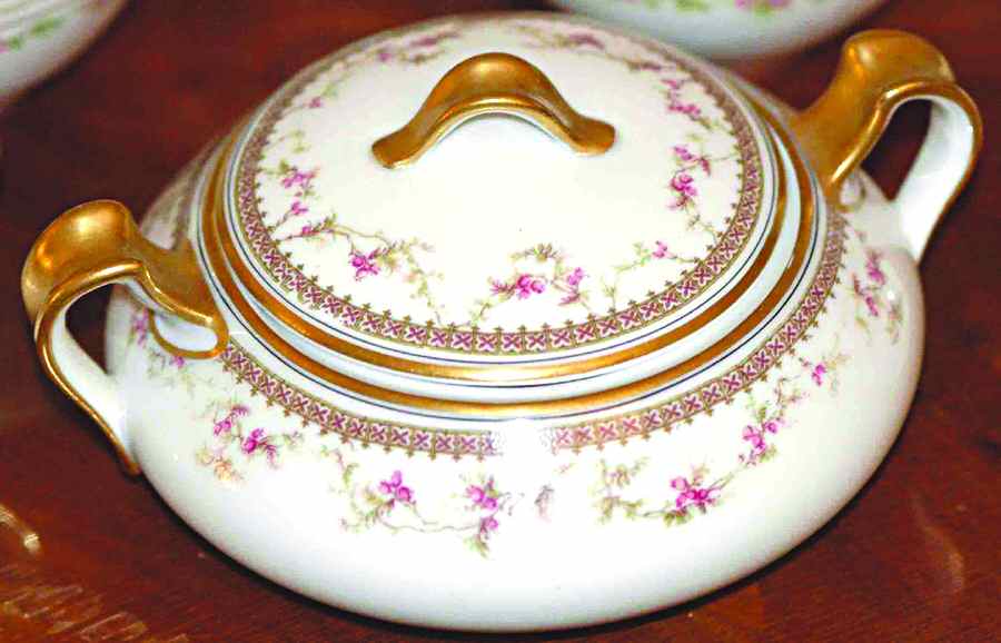Schleiger 103-4 Sugar Bowl & Lid by Haviland-1