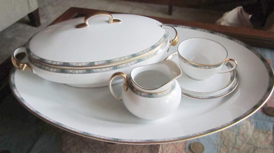 HUT1617 Creamer by Hutschenreuther-1