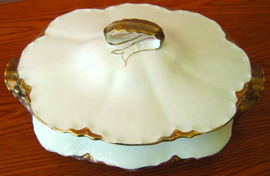 R3002 Round Covered Vegetable by Homer Laughlin -1