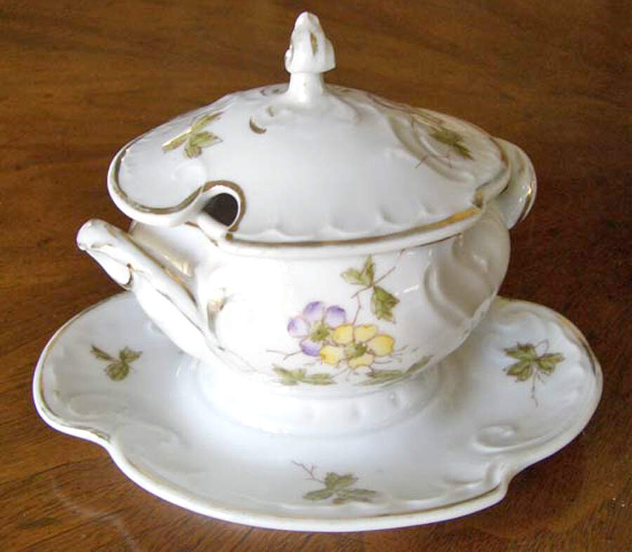 HUT1771 Gravy Boat w/Attached Underplate & Lid by Hutschenreuther-1