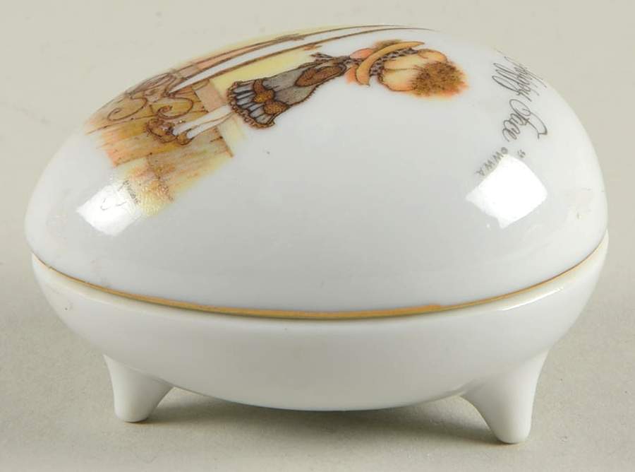 HOH4 Small Egg Box & Lid by Holly Hobbie-1