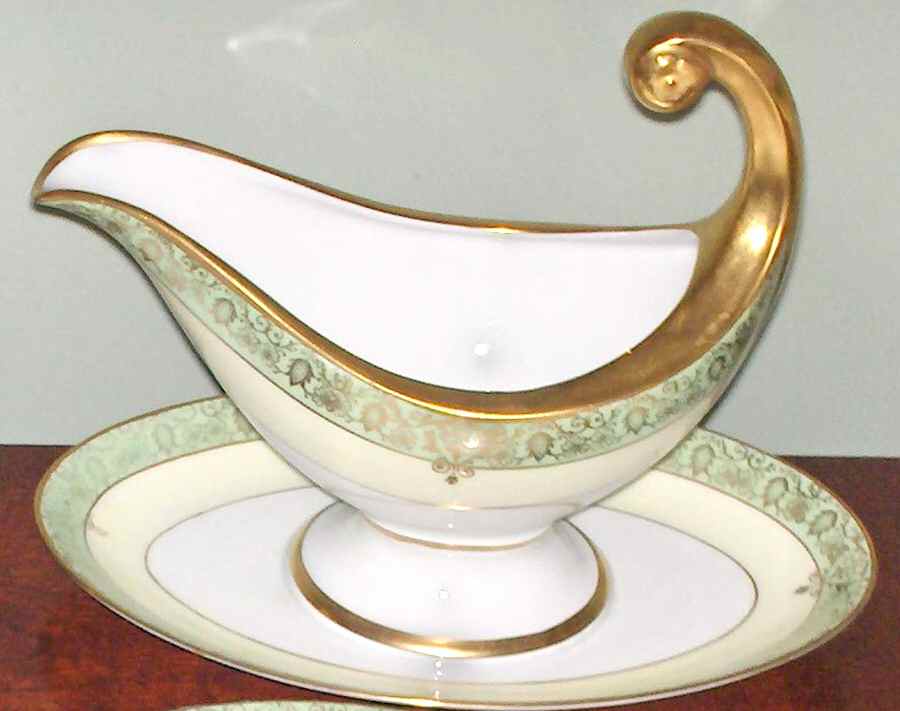 HUT1803 Gravy Boat & Underplate by Hutschenreuther-1