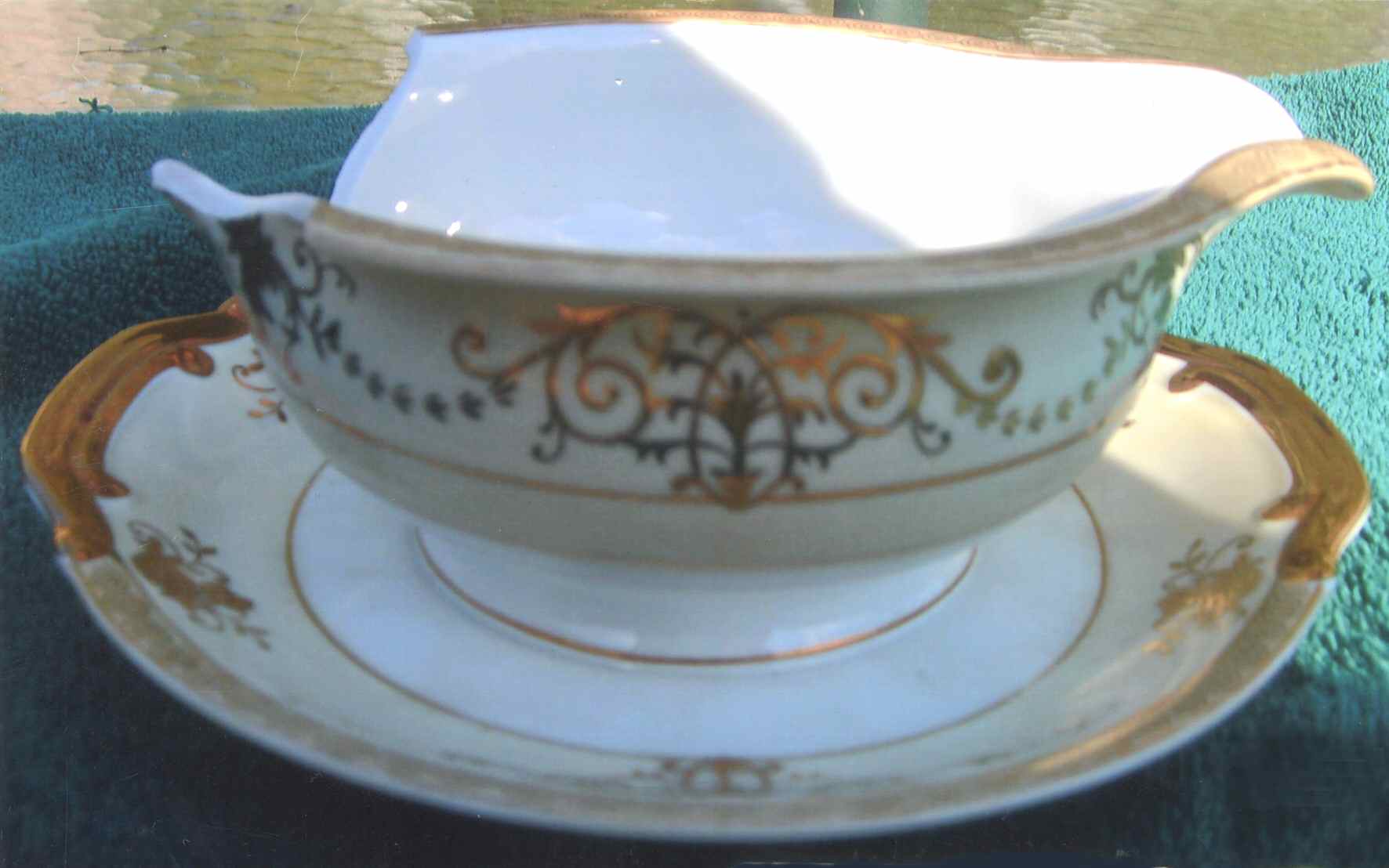 HIN28 Gravy Boat with Attached Underplate by The Hinode-1