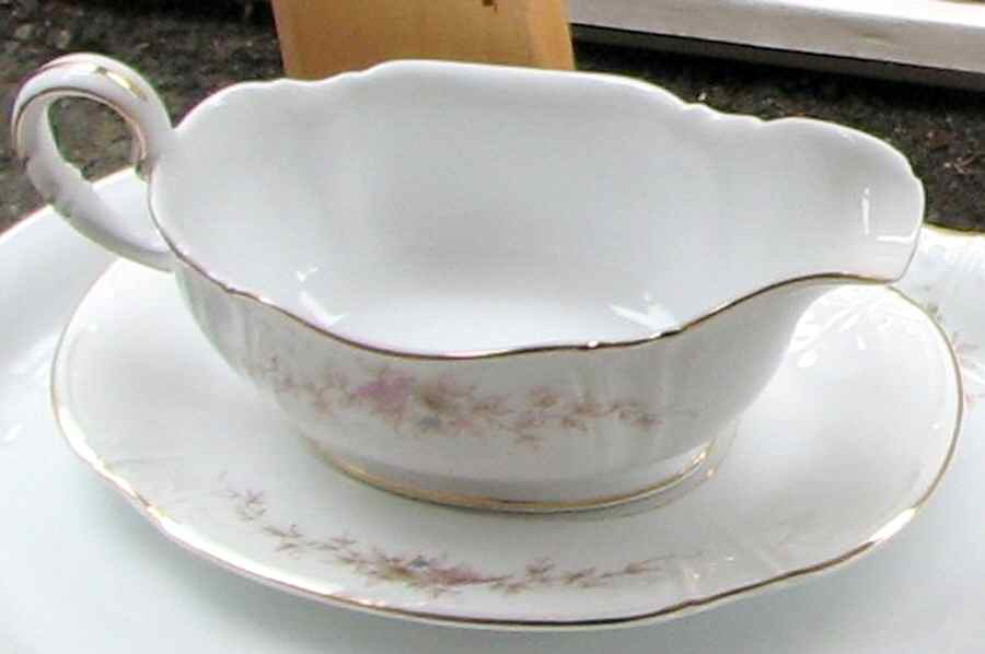 28159 Gravy Boat & Underplate by Hutschenreuther-1