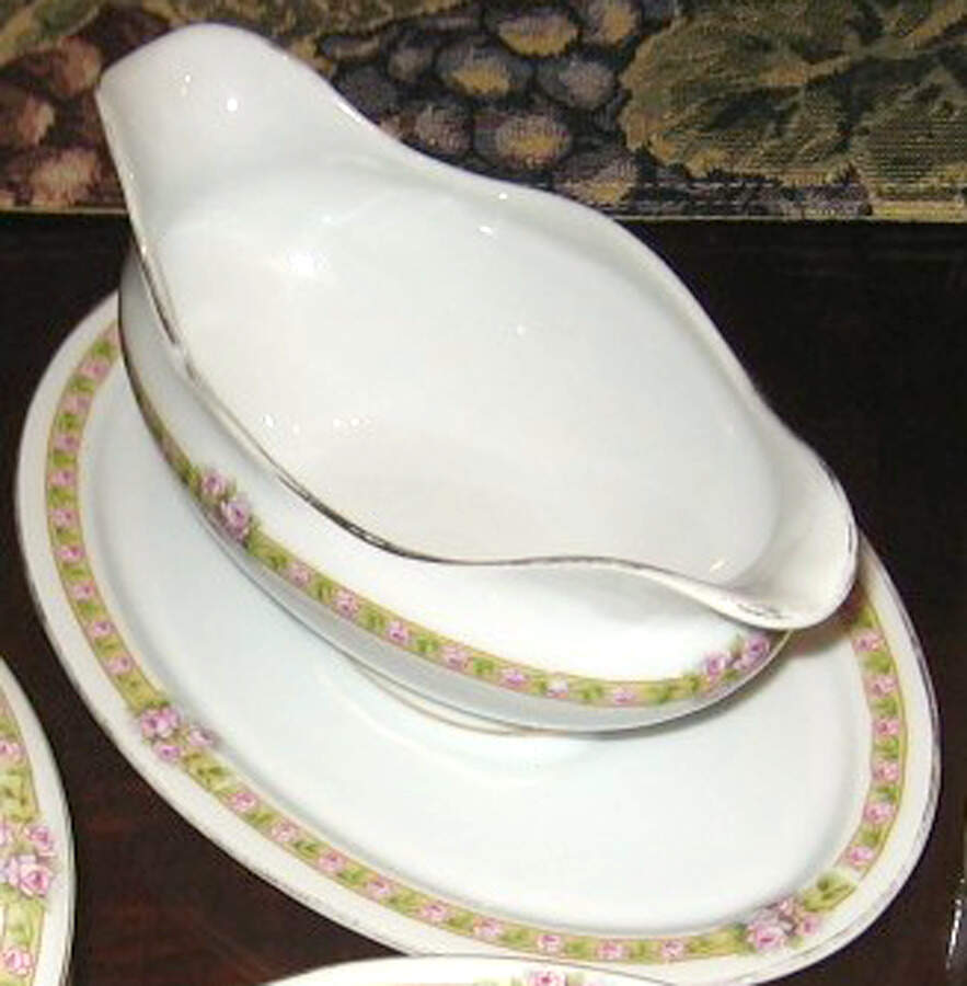 HC1130 Gravy Boat with Attached Underplate by Heinrich - H&C-1