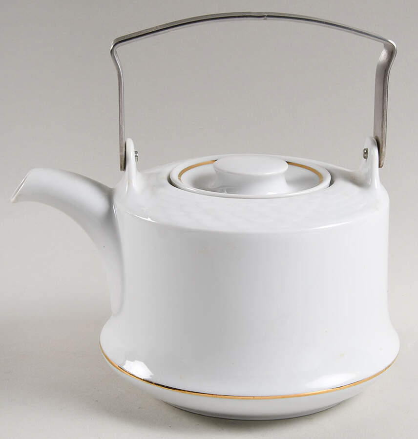 HUT1836 (Gold Verge, No Trim) Teapot & Lid by Hutschenreuther-1