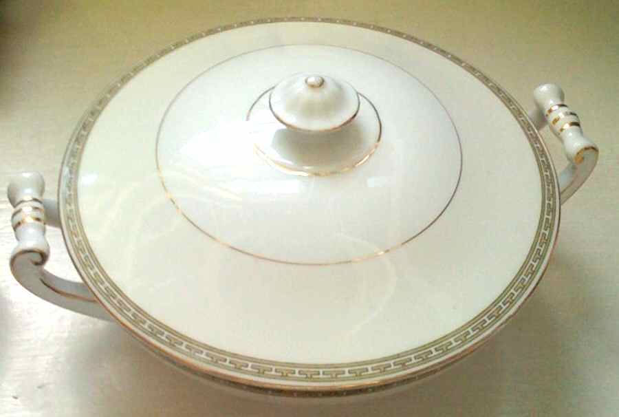 HWC41 Round Covered Vegetable by HW (Germany, Czech)-1