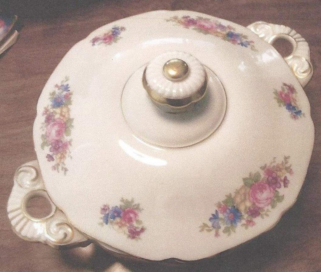 HC1154 Round Covered Vegetable by Heinrich - H&C-1