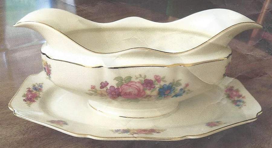 HC1154 Gravy Boat with Attached Underplate by Heinrich - H&C-1