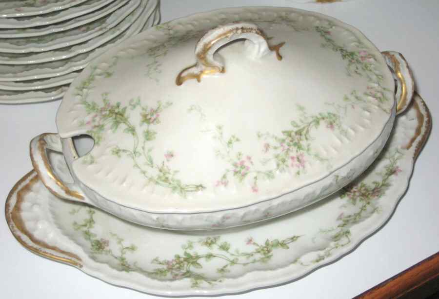 Schleiger 1024B-1 Gravy Boat w/Attached Underplate & Lid by Haviland-1