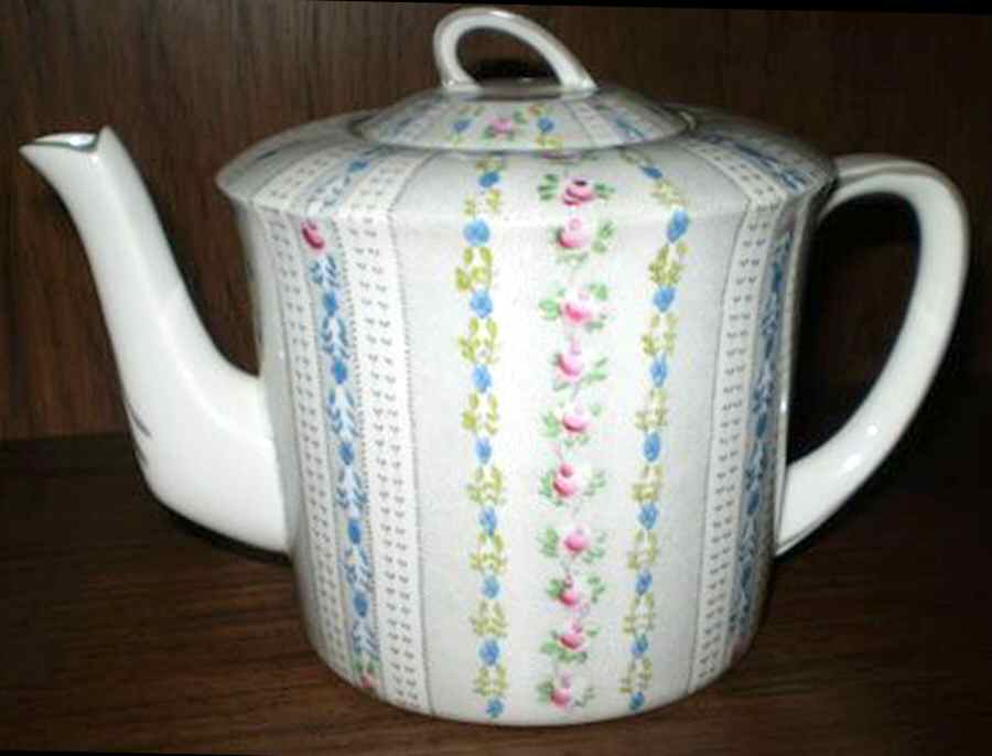 HGH15 Teapot & Lid by E Hughes-1