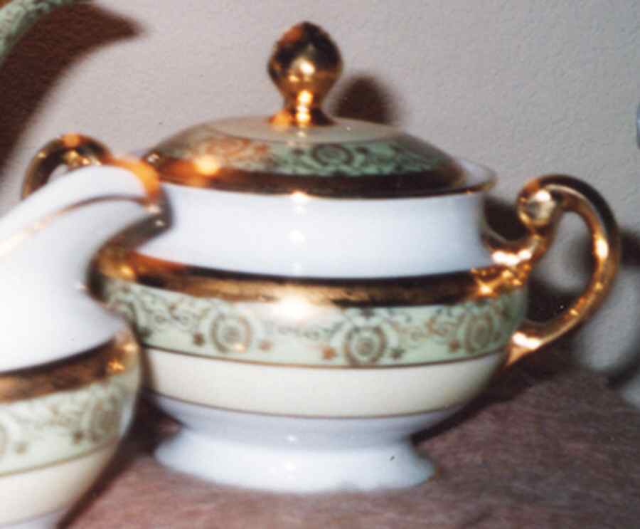 HUT1924 Sugar Bowl & Lid by Hutschenreuther-1