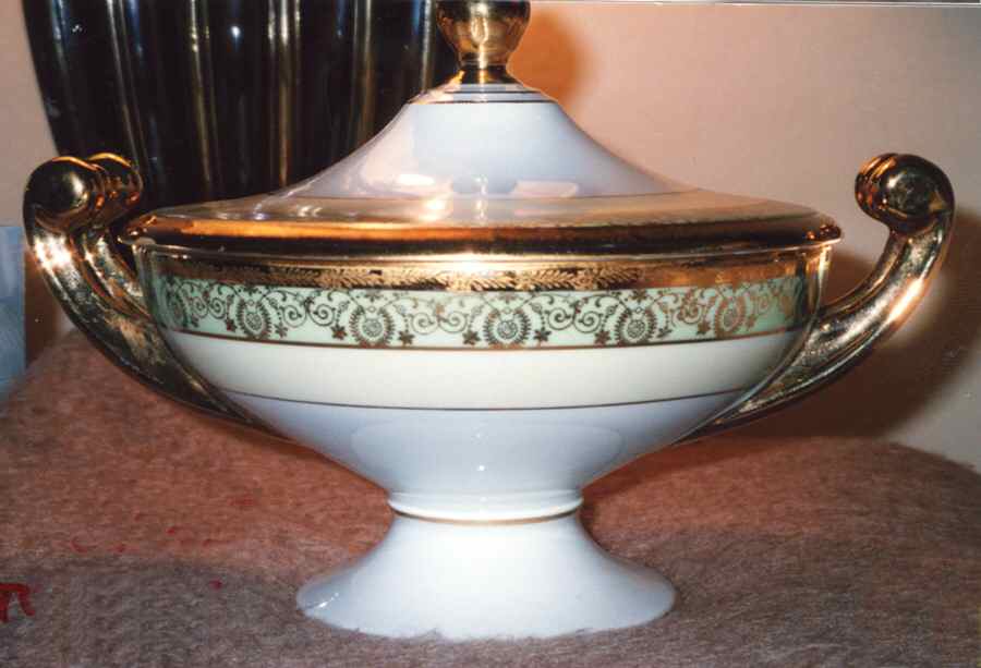 HUT1924 Round Covered Vegetable by Hutschenreuther-1