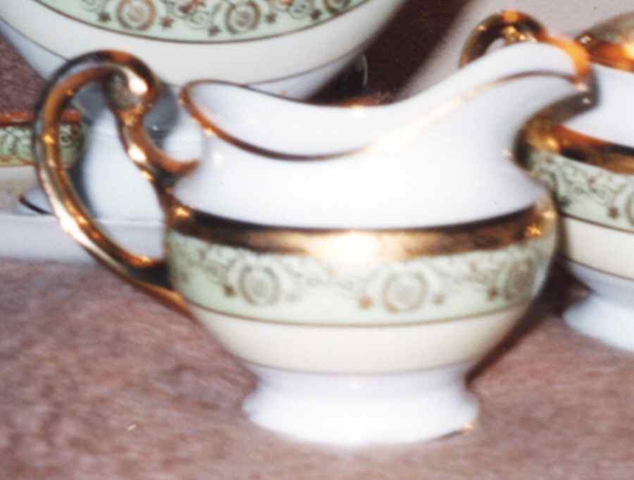 HUT1924 Creamer by Hutschenreuther-1