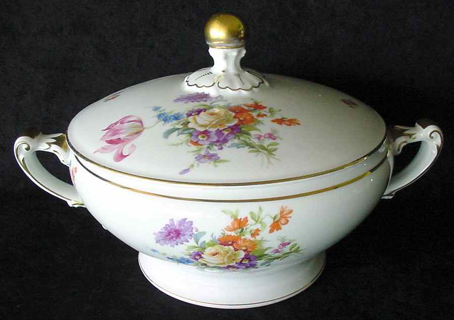 15743 Round Covered Vegetable by Heinrich - H&C-1