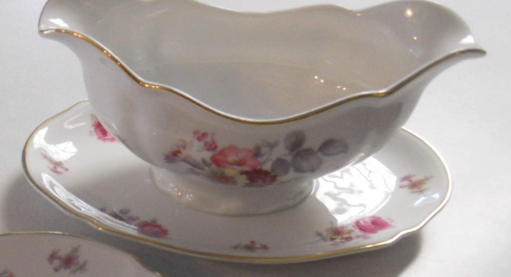 HUT1931 Gravy Boat with Attached Underplate by Hutschenreuther-1