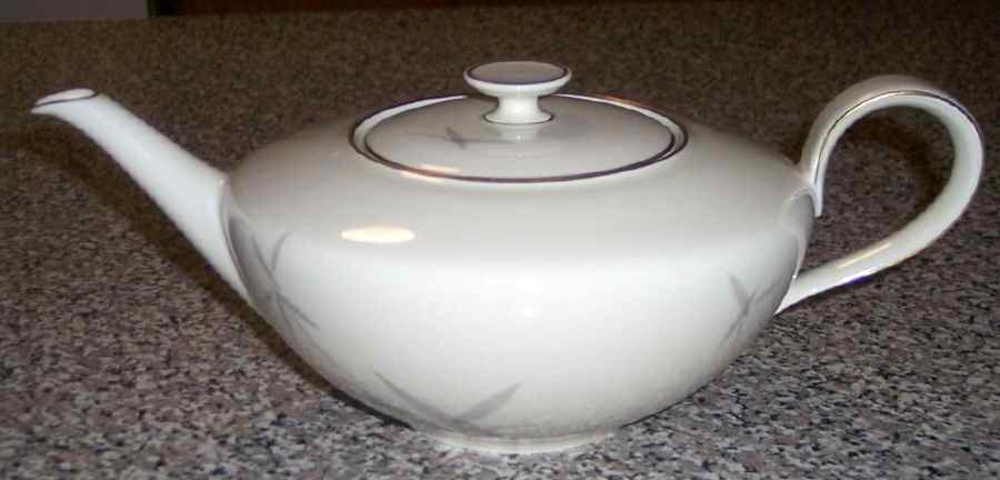 HUT1936 Teapot & Lid by Hutschenreuther-1