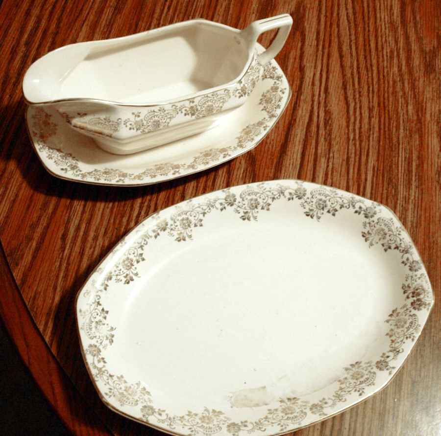 HLC2627 Gravy Boat & Underplate by Homer Laughlin -1