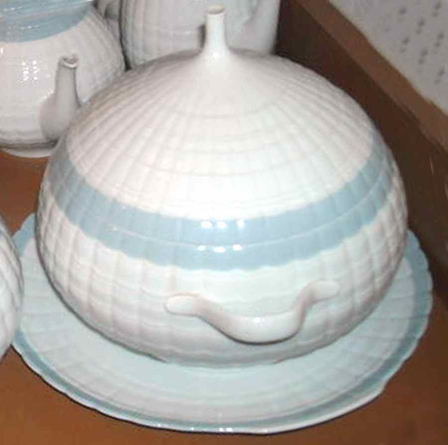 HUT2011 Tureen & Lid w/Underplate by Hutschenreuther-1