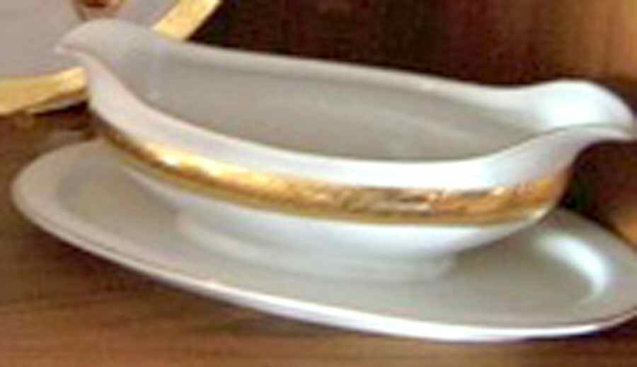 HUT2021 Gravy Boat with Attached Underplate by Hutschenreuther-1
